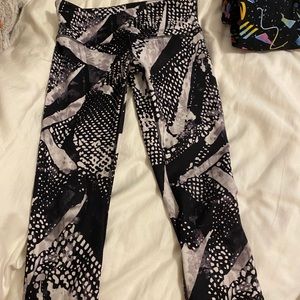 Lululemon Wonder under cropped leggings